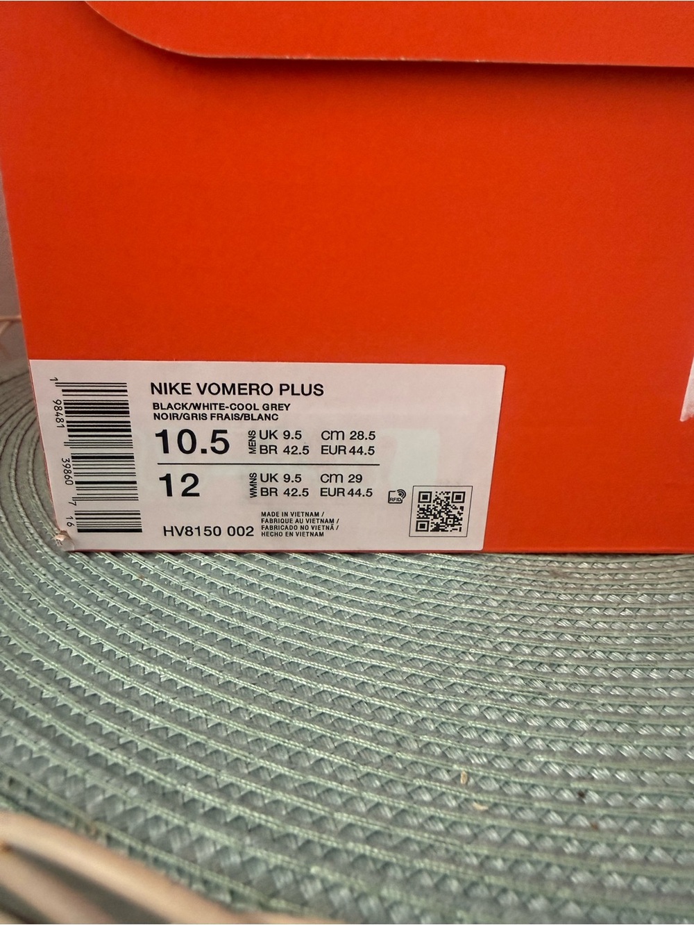 Nike Vomero Plus Men’s Black and White Athletic Running Shoes - Picture 10 of 10